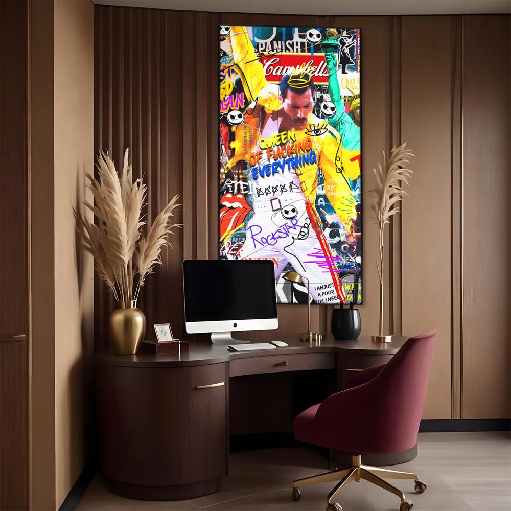 Tablou canvas cu tablou canvas cu freddie mercury stil grafitti, in rama de aluminiu negru, pe perete intr-un birou
